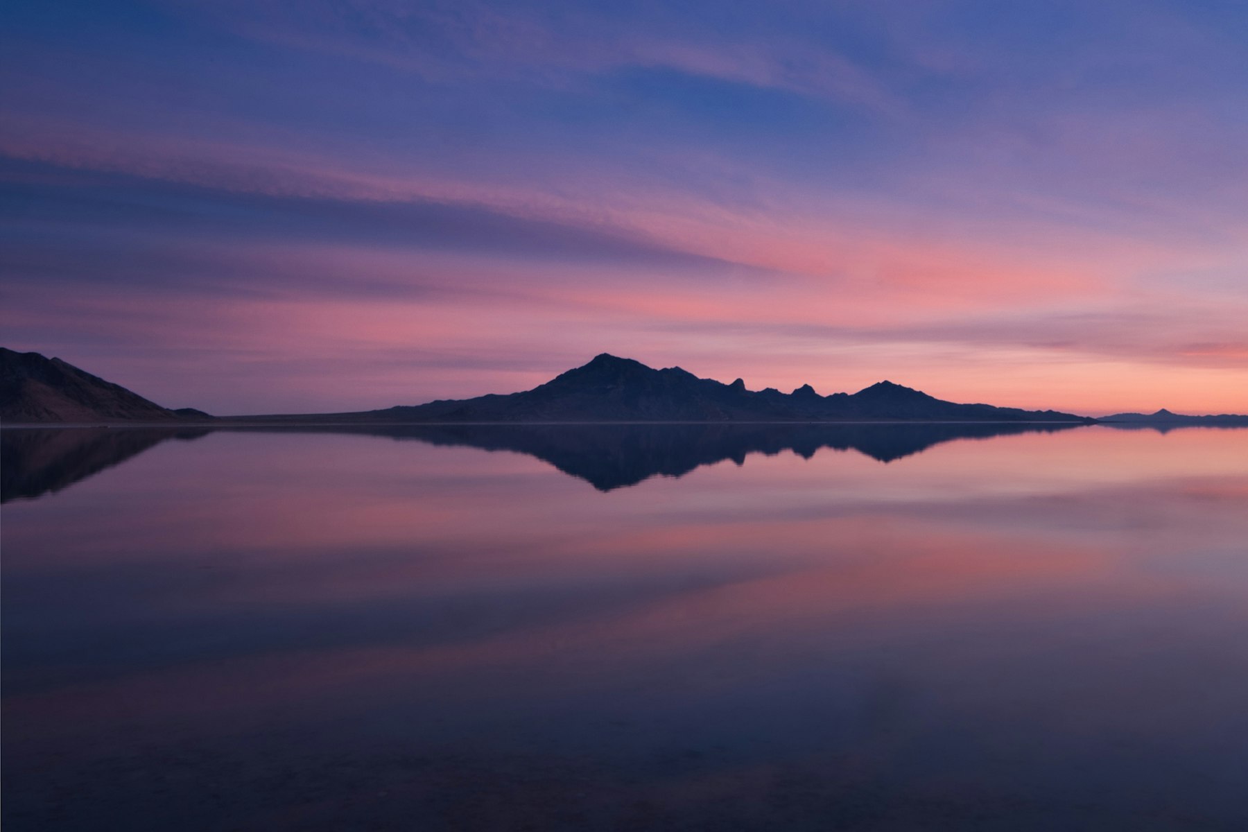 落日下的湖面与远山风景